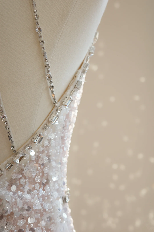 A sexy ball gown with a silver rhinestone halter neck and fitted waist, featuring a foundation and a bridal gown. R8550