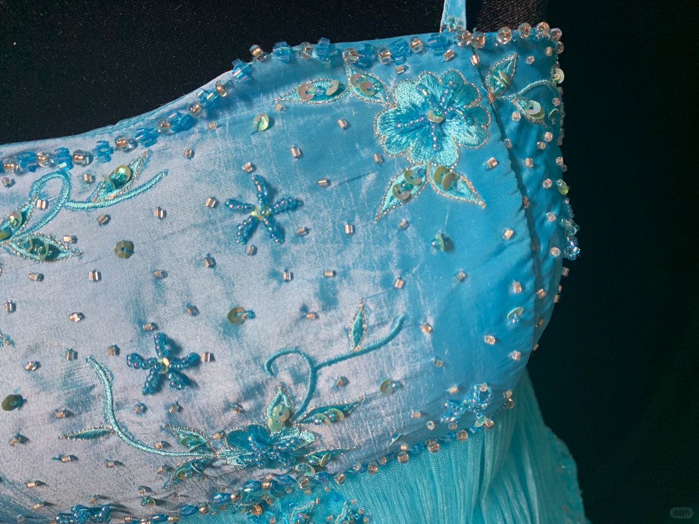 Blue halter-neck fitted long elegant ball gown R8673