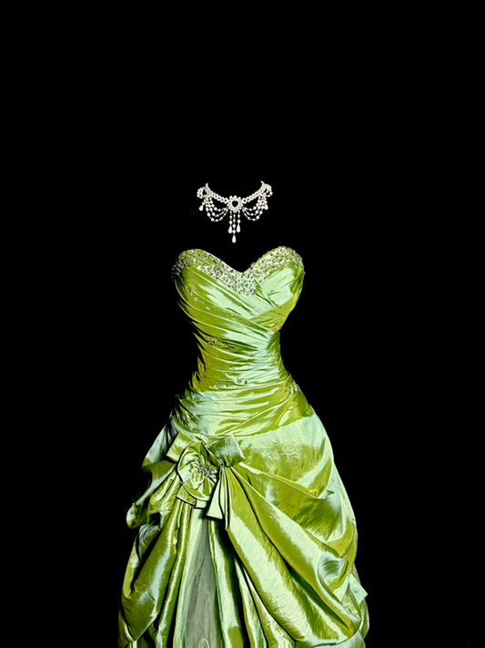 Green strapless fitted waist slim-fitting ball gown with a full skirt exudes classic elegance R8100