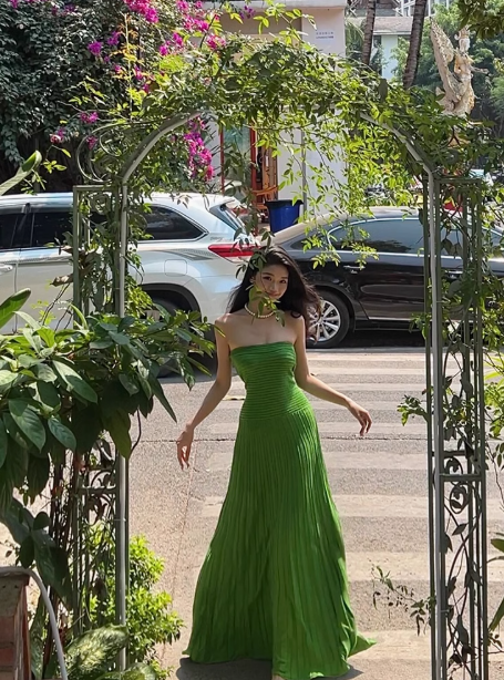 Green waist sexy tube top knitted long skirt white high-end seaside holiday dress R0228