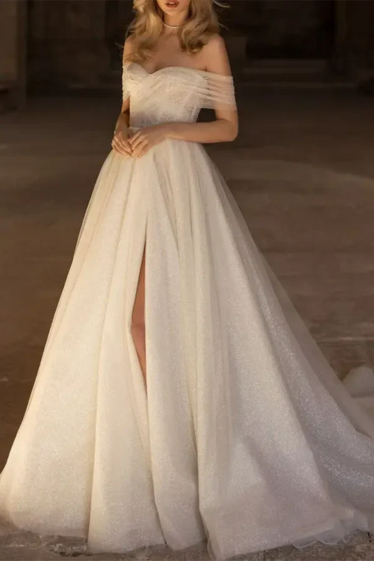 A Line Sweetheart Long sleeved Countryside Style Wedding Dress Paired with Palace Train