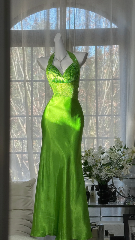 Green halter-neck, fitted waist, backless, sexy bodycon ball gown R8095