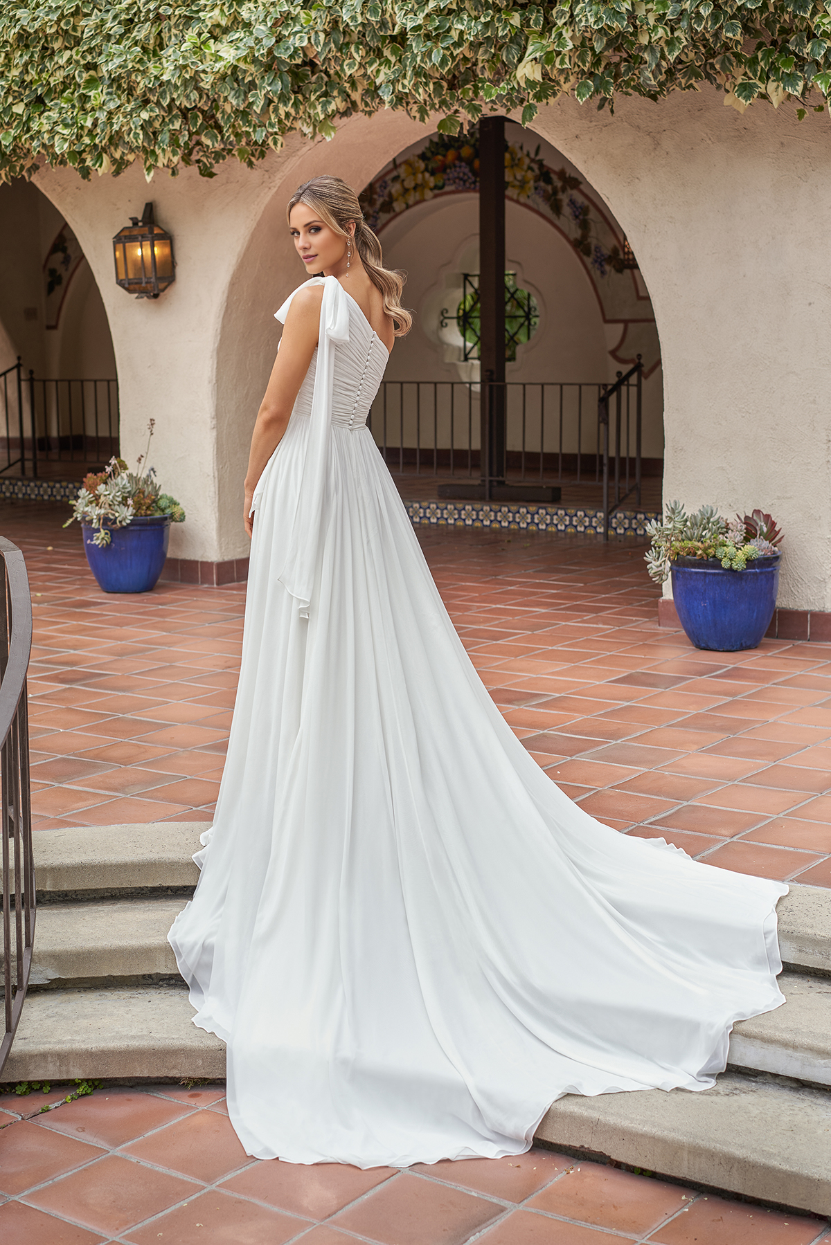 A-line chiffon pleated garment single shoulder bow wedding dress