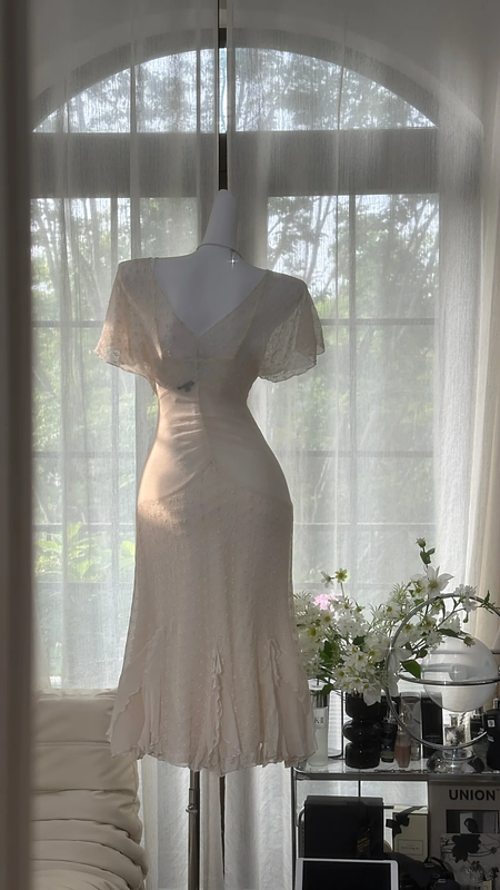 Ivory white V-neck fitted waist mid-length ball gown R7637