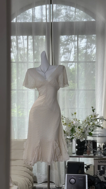 Ivory white V-neck fitted waist mid-length ball gown R7637