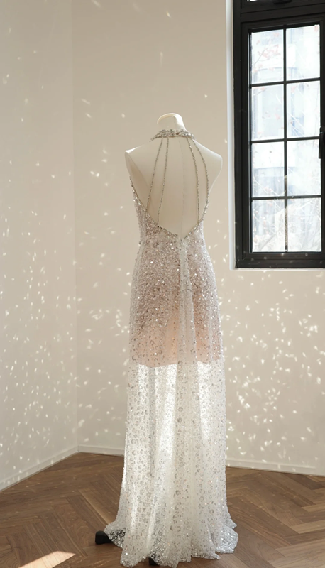 A sexy ball gown with a silver rhinestone halter neck and fitted waist, featuring a foundation and a bridal gown. R8550