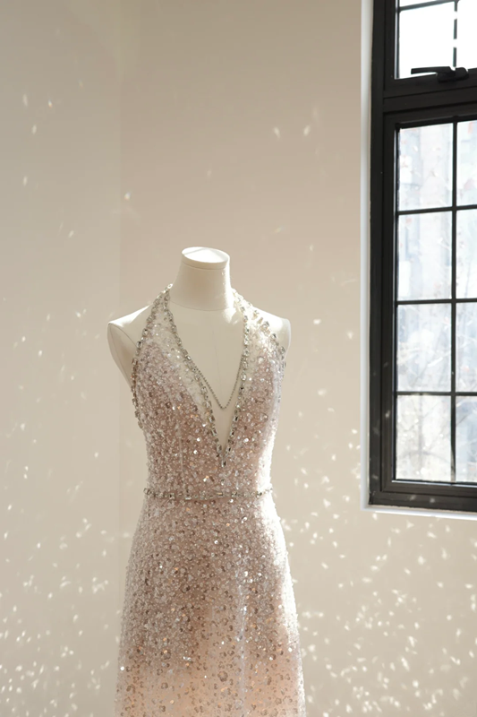 A sexy ball gown with a silver rhinestone halter neck and fitted waist, featuring a foundation and a bridal gown. R8550