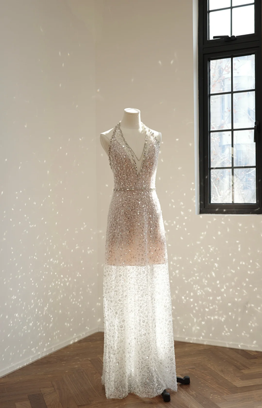 A sexy ball gown with a silver rhinestone halter neck and fitted waist, featuring a foundation and a bridal gown. R8550