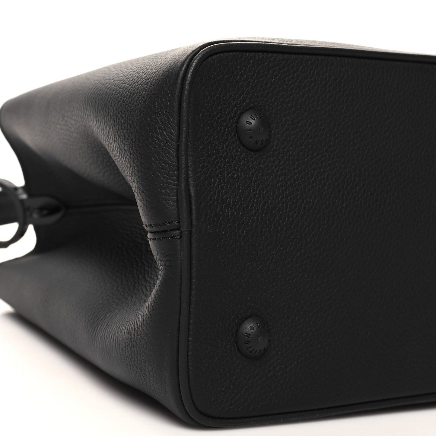 Taurillon Capucines GM Souple Matte Black