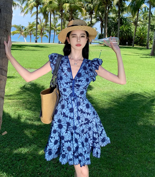 Heavy blue daisy embroidery V-neck dress sweet short skirt French waist lace A-line skirt R0184