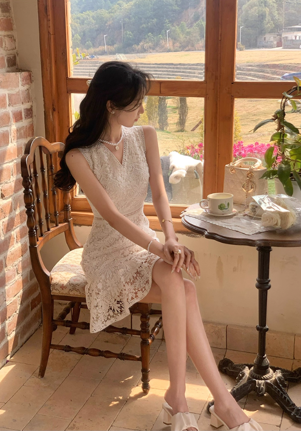 French V-neck Crochet Hollow Dress Women's Slim Sleeveless Temperament Lace Mini Skirt R4337
