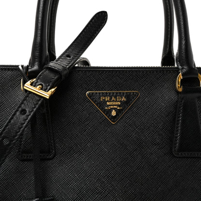 Saffiano Medium Galleria Double Zip Tote Black