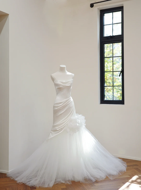 White strapless, fitted, long mermaid-style ball gown/bridal dress R8516
