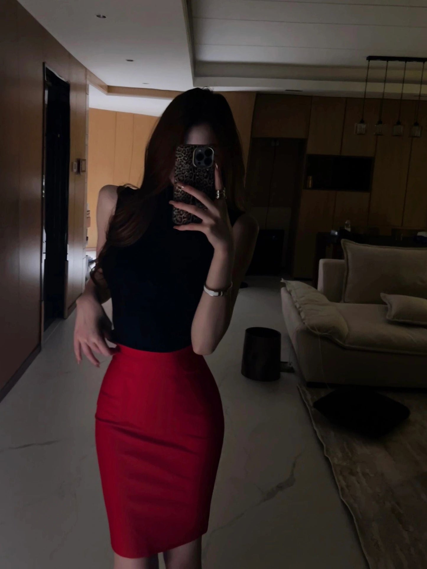 Slim-fitting black sleeveless top and red hip-hugging skirt are a complete set R0726