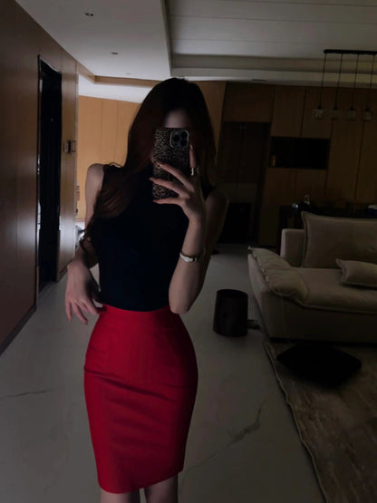 Slim-fitting black sleeveless top and red hip-hugging skirt are a complete set R0726