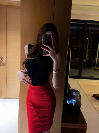 Slim-fitting black sleeveless top and red hip-hugging skirt are a complete set R0726