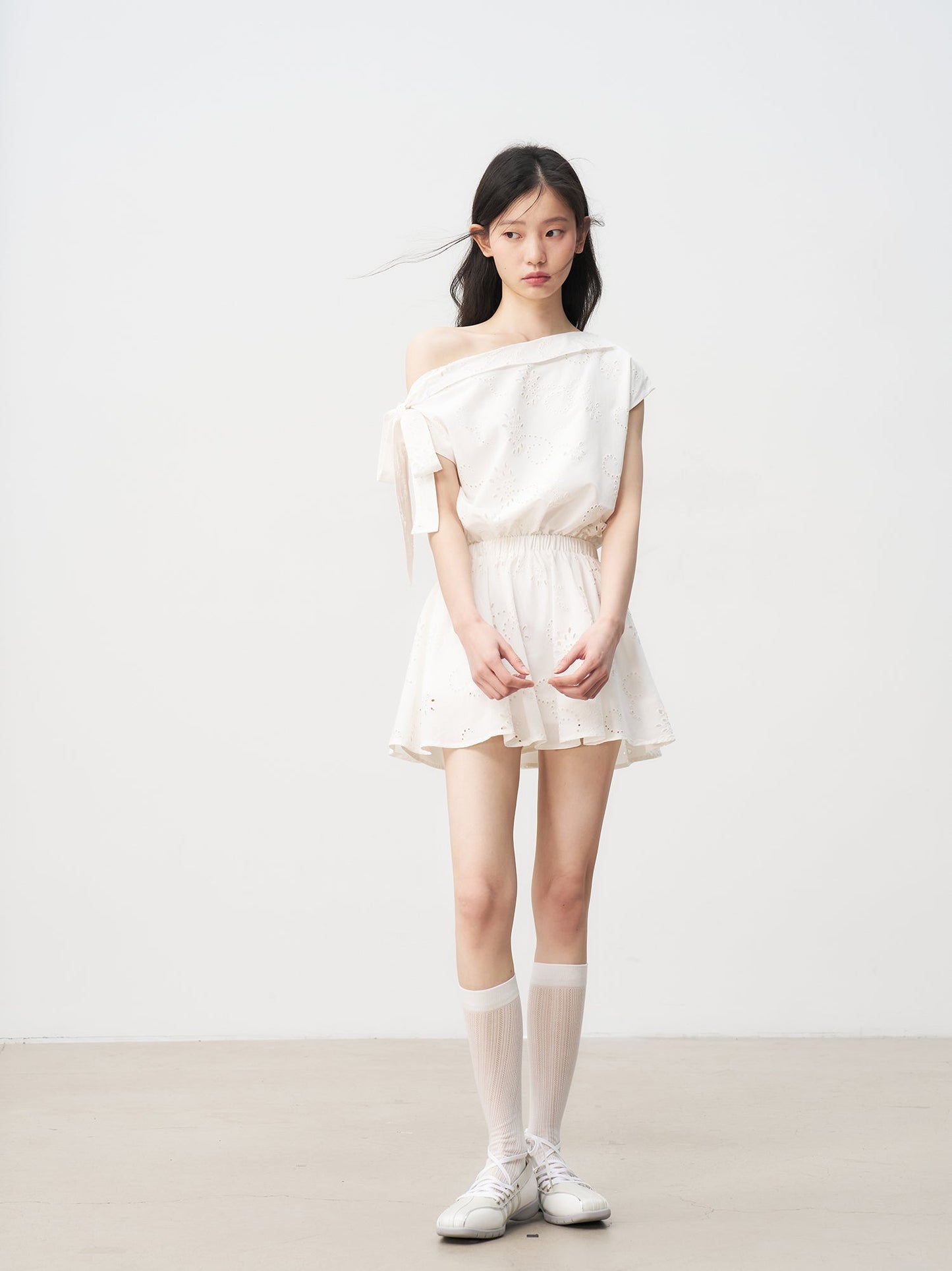 White French hollow flower off-shoulder dress with bow tie design and waist skirt R5131