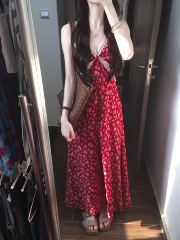 Beautiful little skirt tea break French retro red dress v-neck floral suspender skirt R0614