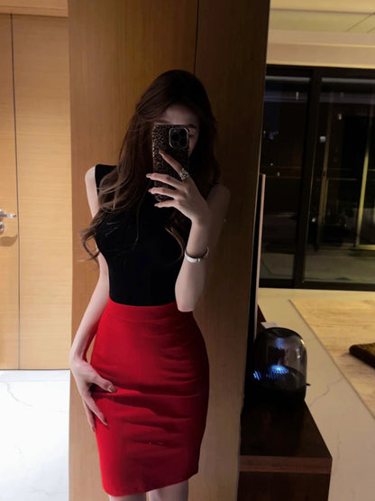 Slim-fitting black sleeveless top and red hip-hugging skirt are a complete set R0726