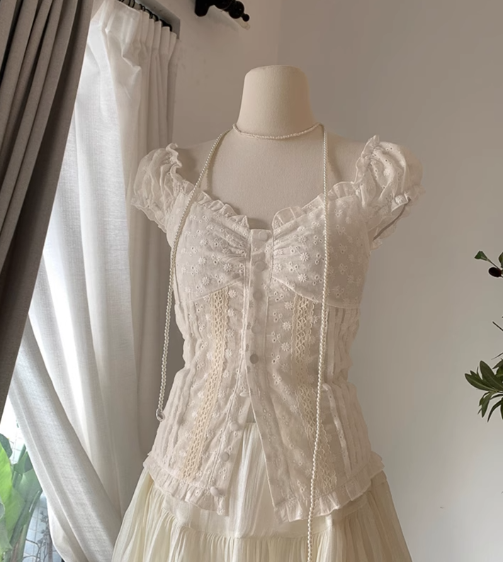 Wear a collarbone-revealing shirt as an outerwear with a niche design, hollow pleated V-neck top R0287