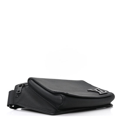 Grained Calfskin Aerogram Takeoff Sling Black