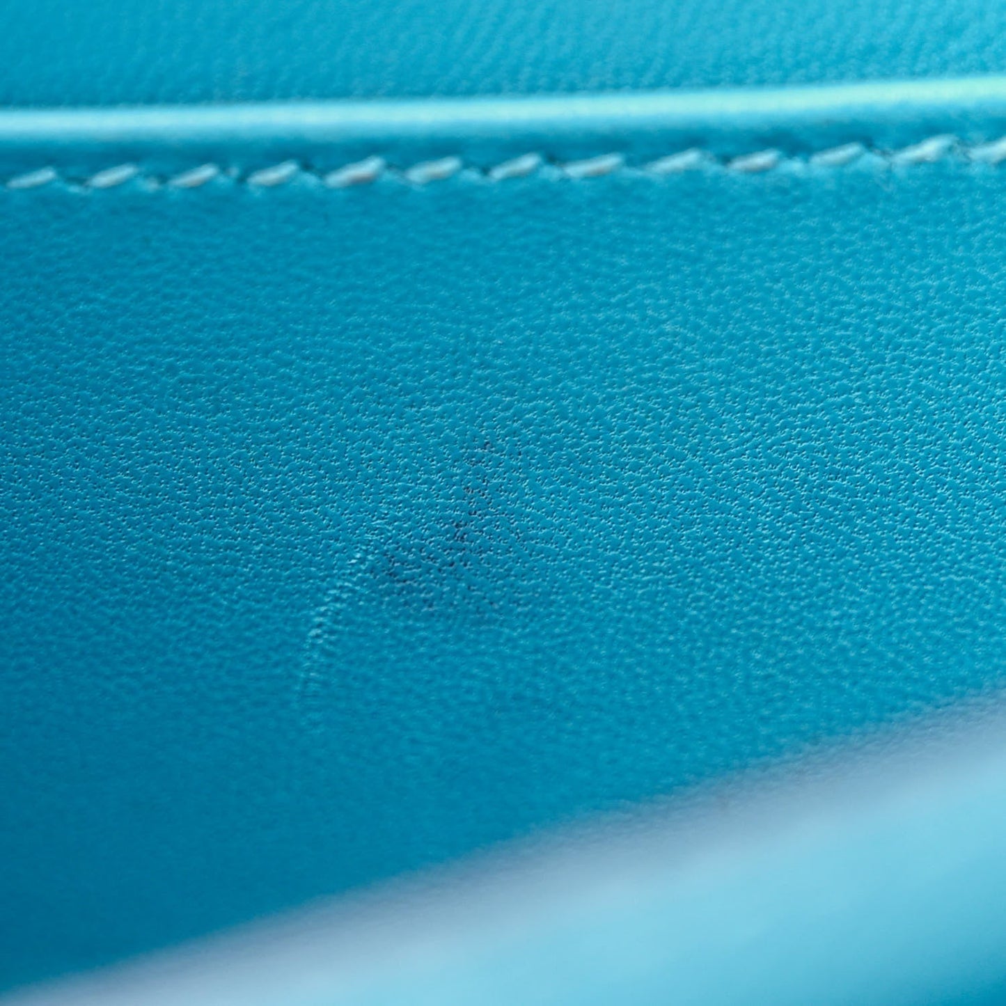 Epsom Enamel Constance 18 Bleu Du Nord Rouge de Coeur