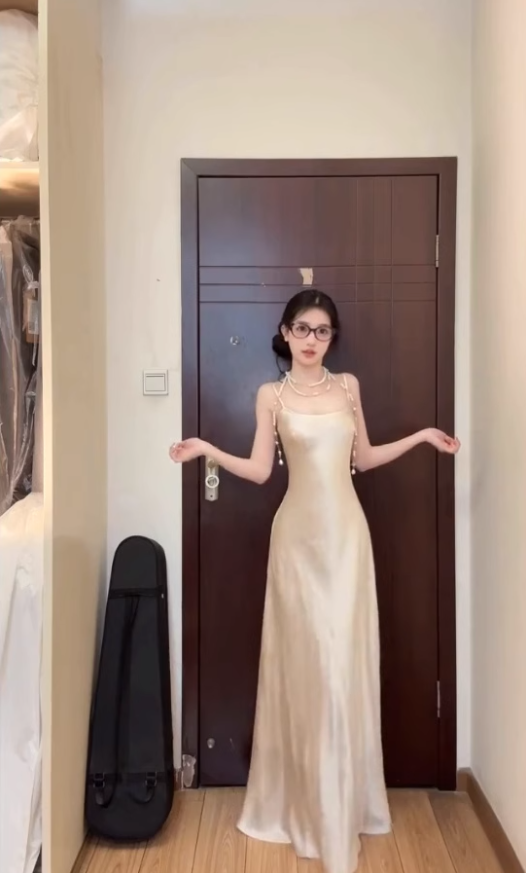 A sense of gold suspender dress, high-end exquisite satin hip-covering dress, French waist-length skirt R0475